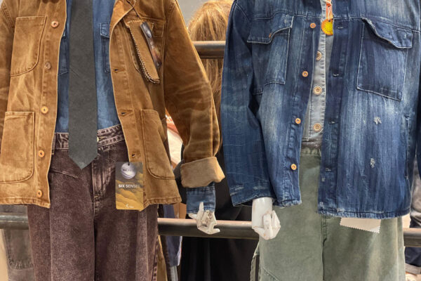 01-BlueBlackTexhibition