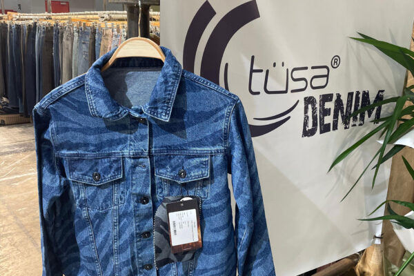 04-BlueBlackTexhibition